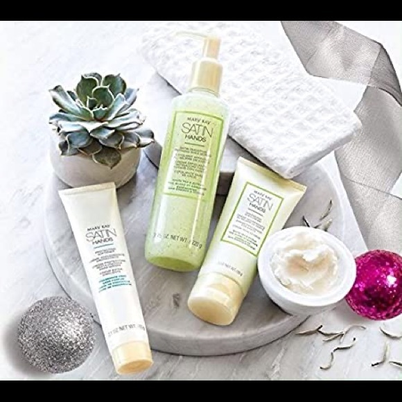 5 Pc Set Satin through the Snow Gift Set - Picture 2 of 9